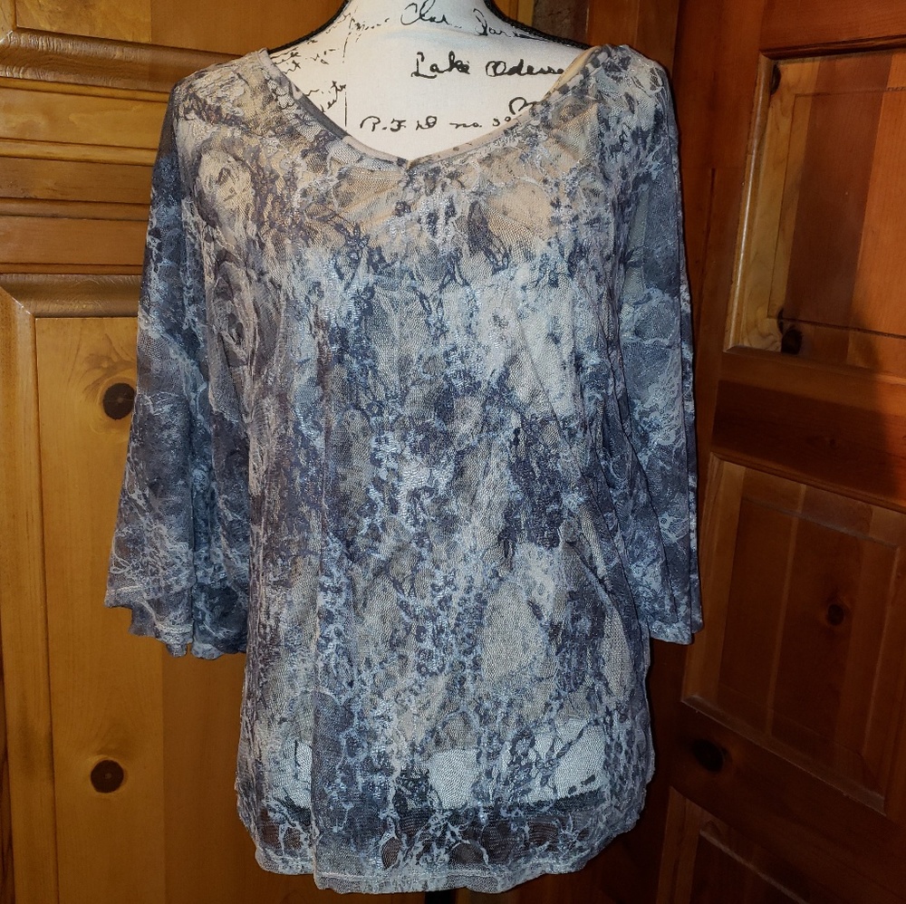 💚2/$10💚NWT, Gorgeous flowy sheer top with tank